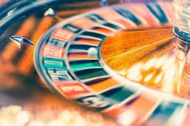 Người dùng tra cứu kết quả thể thao trên điện thoại tại 78win vip